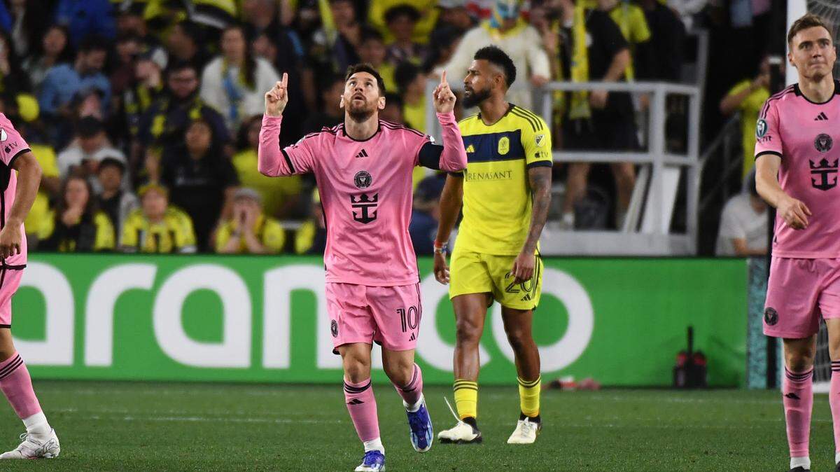 El delantero del Inter Miami Lionel Messi celebra después de anotar un gol ante Nashville SC, en el partido de ida de los octavos de final de la Liga de Campeones de la Concacaf, celebrado en el GEODIS Park de Nashville, Tennessee.
