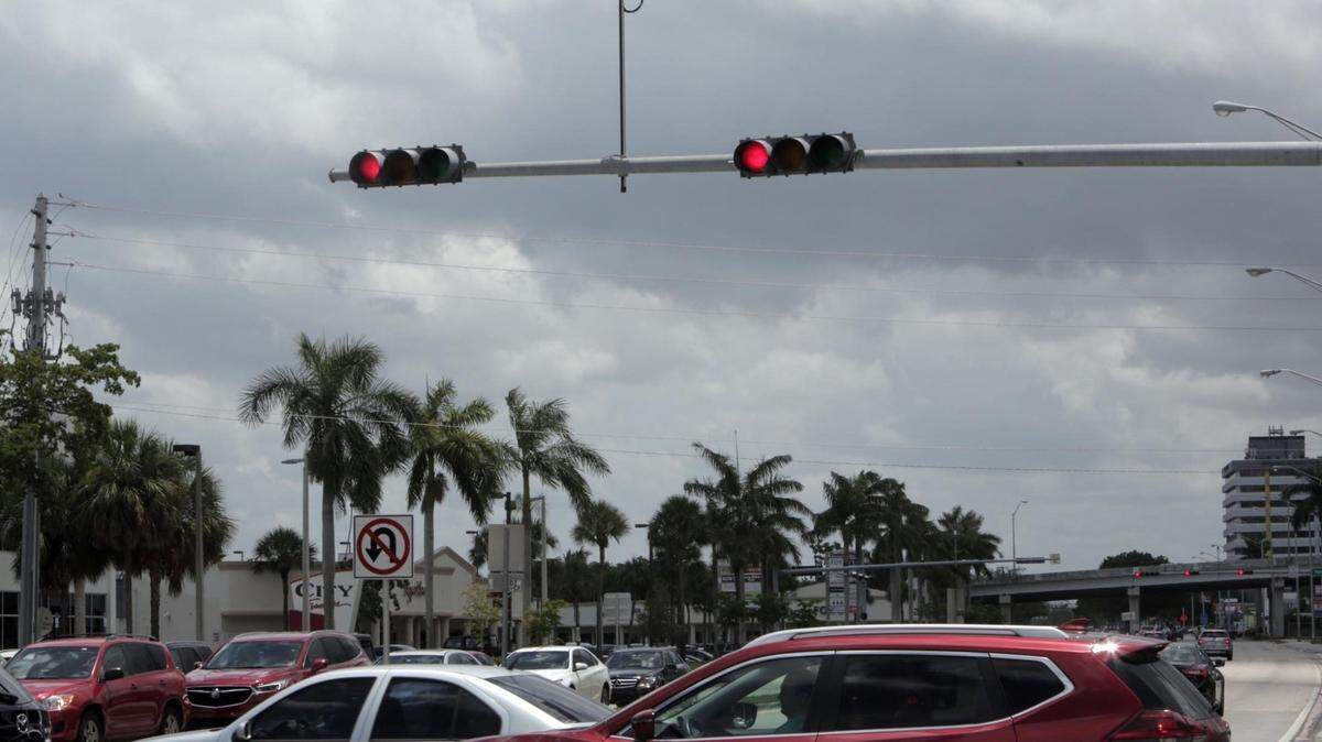 Back in 2018, Miami-Dade flipped on its first “smart” signals on U.S. 1, traffic lights that are supposed to sense when traffic flow can be helped with longer green lights in certain directions. 