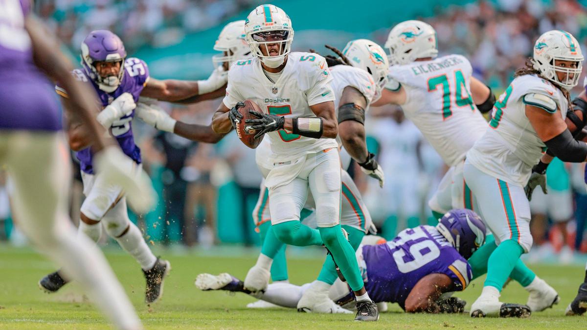 Miami Dolphins quarterback Teddy Bridgewater (5) looks to pass for a touchdown pass to tight end Mike Gesicki (88) in the fourth quarter against Minnesota Vikings at Hard Rock Stadium in Miami Gardens on Sunday, October 16, 2022.