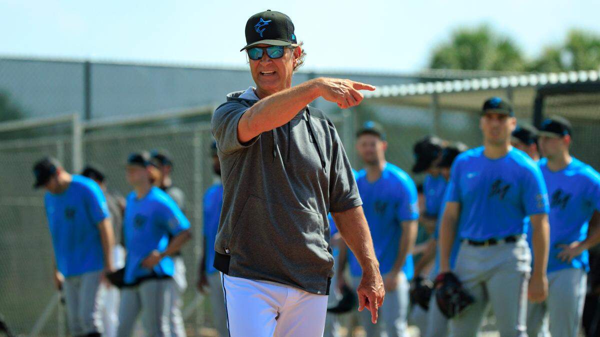 Miami Marlins manager Don Mattingly talks to his players on during their spring training workout at Roger Dean Stadium on Thursday, March 17, 2022 in Jupiter, FL.
