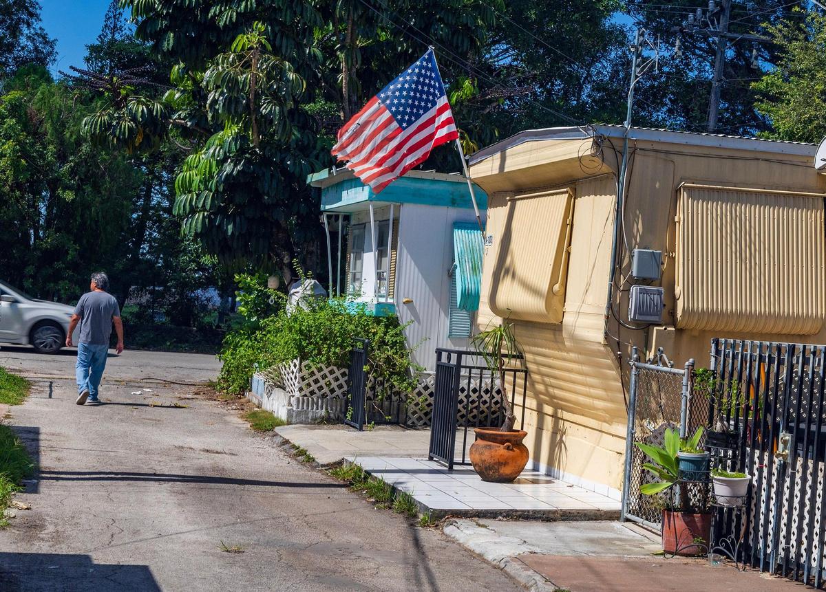 Un habitante camina por la calle en el Gables Trailer Park, que tiene aproximadamente 90 casas móviles y está situado frente al Graceland Memorial Park North, en SW 44th Avenue. A los habitante les preocupa ser desplazados ya que la ciudad de Coral Gables está avanzando con el proceso de anexión, el miércoles 18 de octubre de 2023.