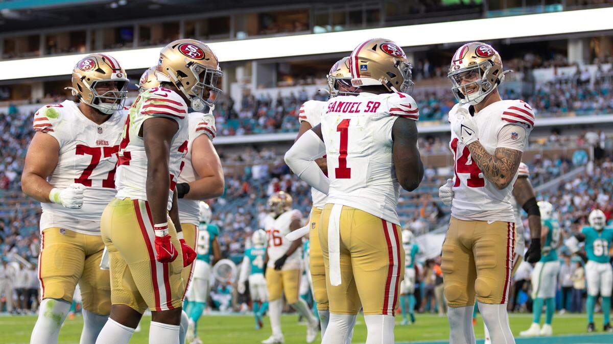 El wide receiver de los 49ers de San Francisco Deebo Samuel Sr. (1) celebra con sus compañeros de equipo tras anotar un touchdown en el partido ante los Dolphins, celebrado el 22 de diciembre de 2024 en Miami Gardens, Florida.