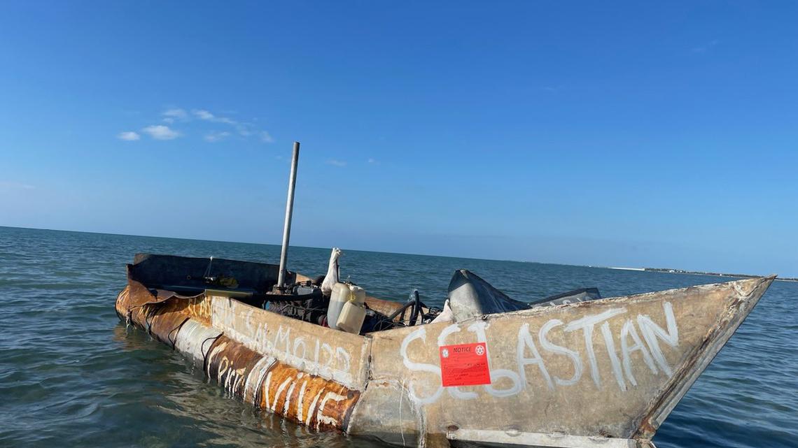 Una balsa que transportaba migrantes cubanos en Long Key, Cayos de Florida, el 3 de febrero de 2023.