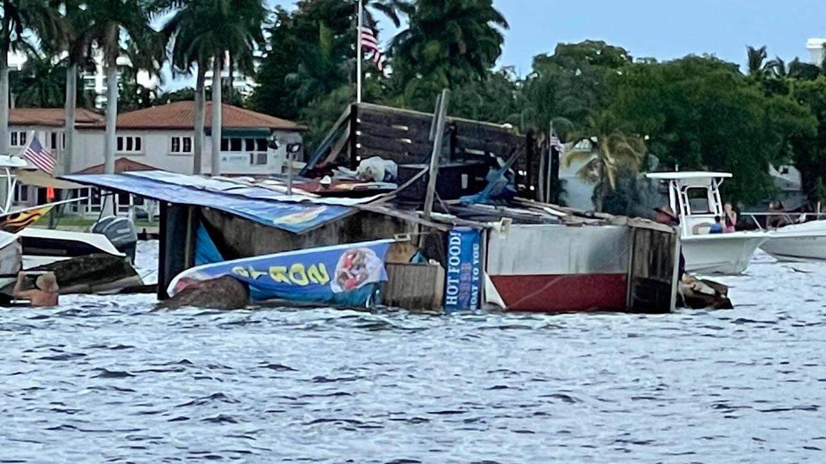 El restaurante flotante Jay's Sand Bar se hundió en el canal intracostero de Fort Lauderdale a primera hora de la tarde del 8 de mayo de 2022.