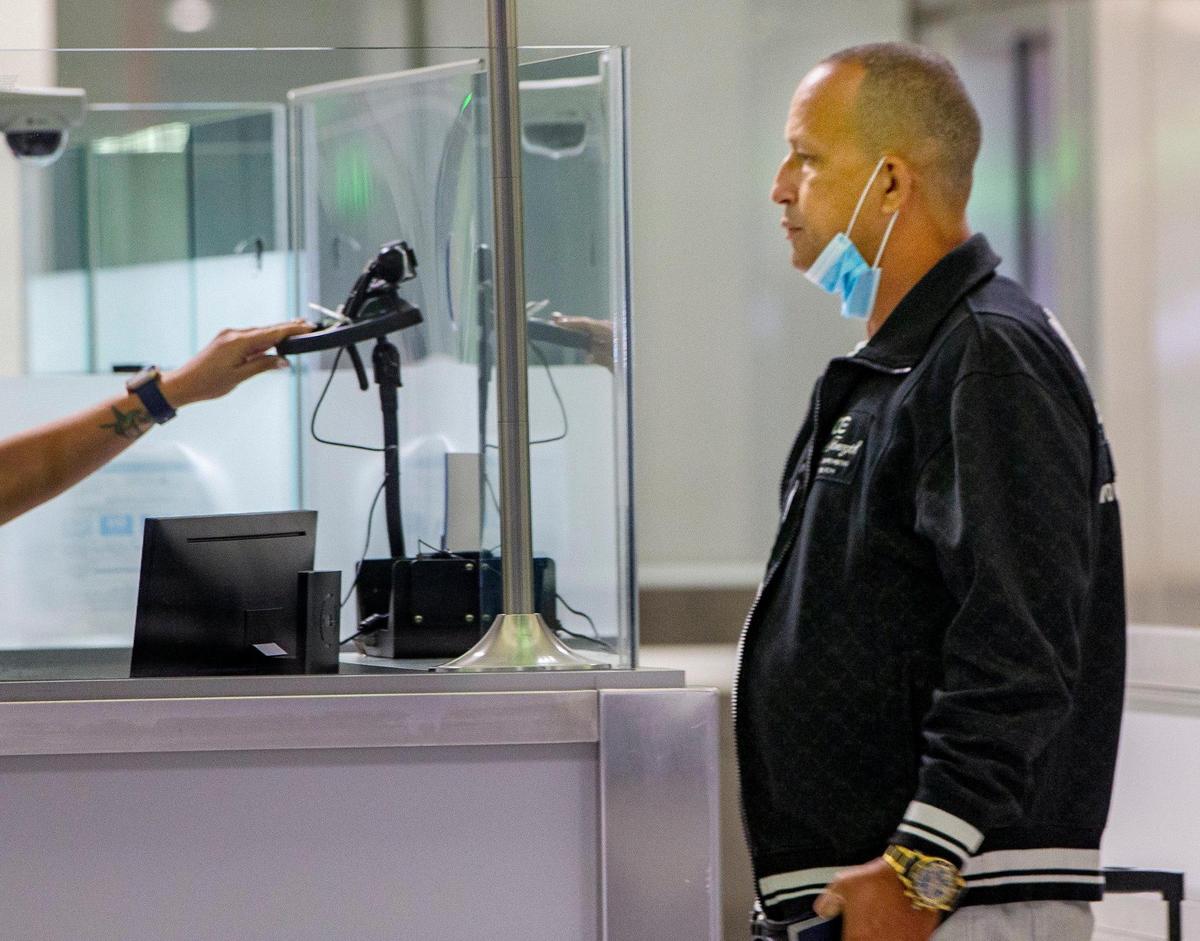 Para volver a ingresar en un puerto de entrada de EEUU, hay que tener una prueba válida y vigente del estado de residente permanente.