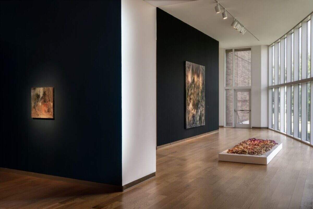 Beneath one canvas, Ema Ri presented a pedestal covered with dried rose petals featuring an impression of the outline of the artist’s body.