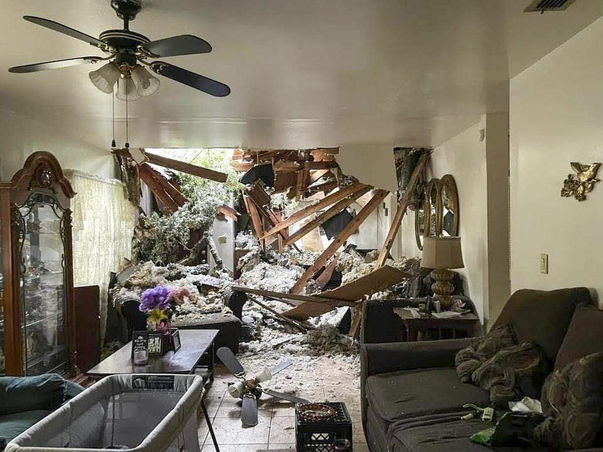 Vista del interior de la casa de Barbara Glover después de que un árbol atravesara el tejado el año pasado durante el huracán Ian.