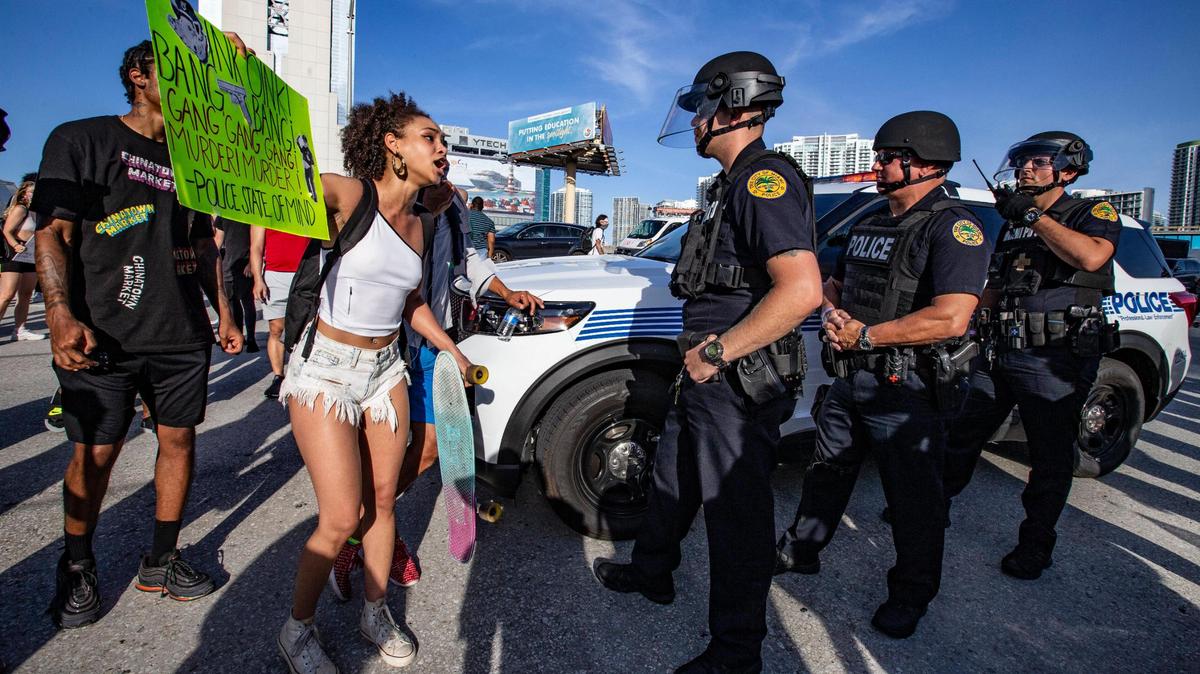 Activistas enfrentan a la Policía de Miami en la I-95 durante una protesta por la muerte de George Floyd, en el downtown de Miami, el sábado 30 de mayo de 2020.