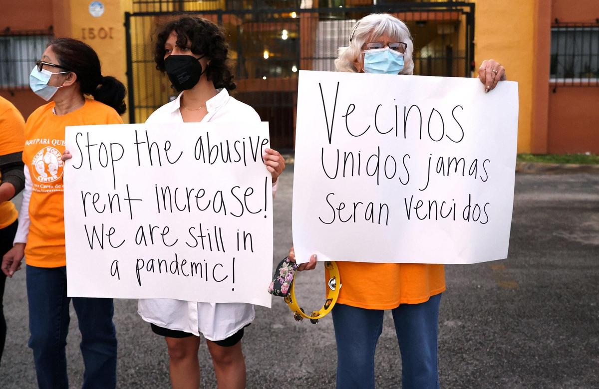 Rachel Rubí y Ana Sierra manifestándose durante una protesta en el edificio de apartamentos ubicado en 1501 W 42nd St. en Hialeah el miércoles 12 de enero de 2022. Muchos inquilinos de un edificio de apartamentos podrían quedarse sin hogar tan pronto como el próximo mes si su nuevo propietario Eco Landing Development LLC, que representa a Eco Stone Group, insiste en aumentar su alquiler mensual por hasta $650. (David Santiago Photo / Miami Herald)