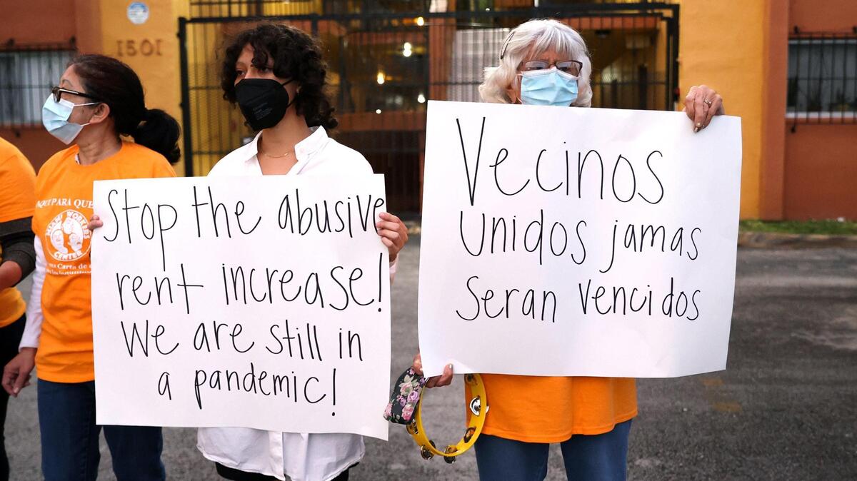 Rachel Rubi y Ana Sierra se manifiestan durante una protesta en el edificio de apartamentos ubicado en 1501 W 42 St. en Hialeah el 12 de enero de 2022. Muchos inquilinos de un edificio de apartamentos podrían quedarse sin hogar tan pronto como el próximo mes si su nuevo propietario Eco Landing Development LLC, que representa a Eco Stone Group insiste en aumentar el alquiler mensual en $600. (David Santiago Photo / Miami Herald)