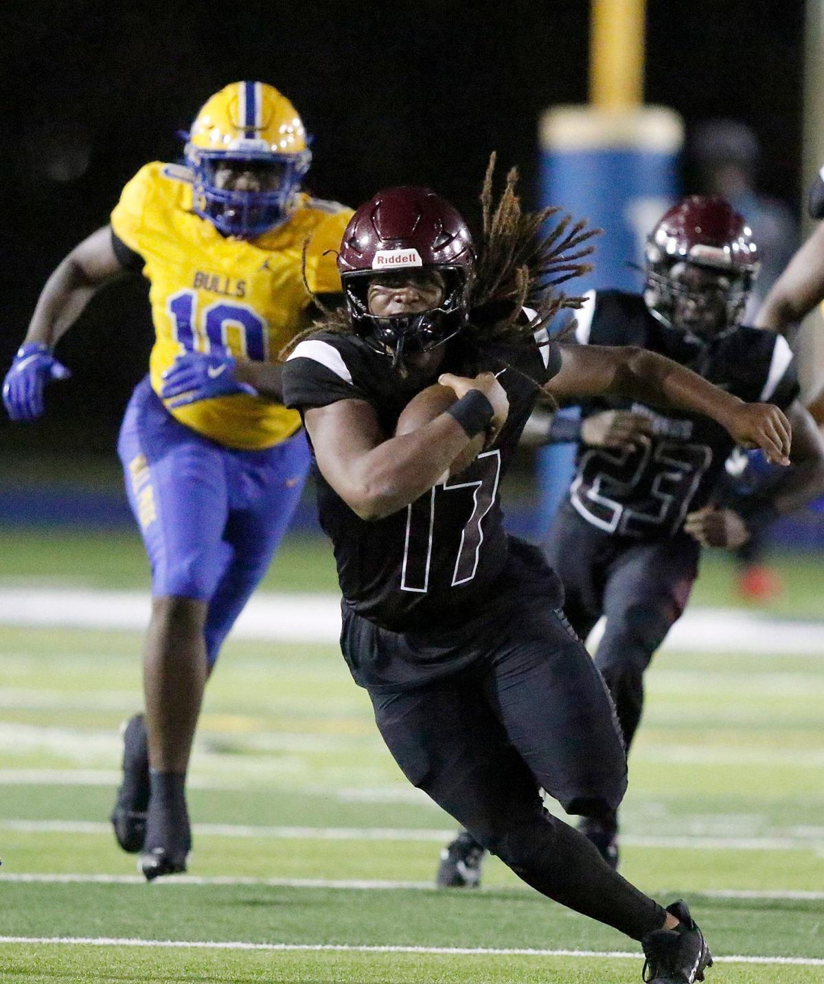Norland Vikings quarterback Ennio Yapoor (17) carries the ball against Northwestern Bulls during football game on Friday, September 13, 2024 at Traz Powell Stadium in Miami. Andrew Uloza / for Miami Herald