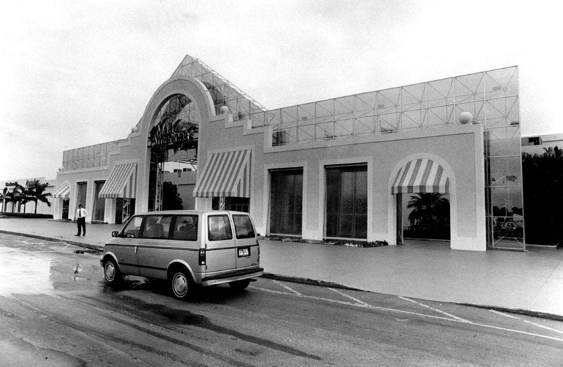 Mall of the Americas entrance signage when the former Midway Mall was rebranded with the Americas name in June 1987. The name would remain until 2022 when the mall was renamed Midway Crossings.