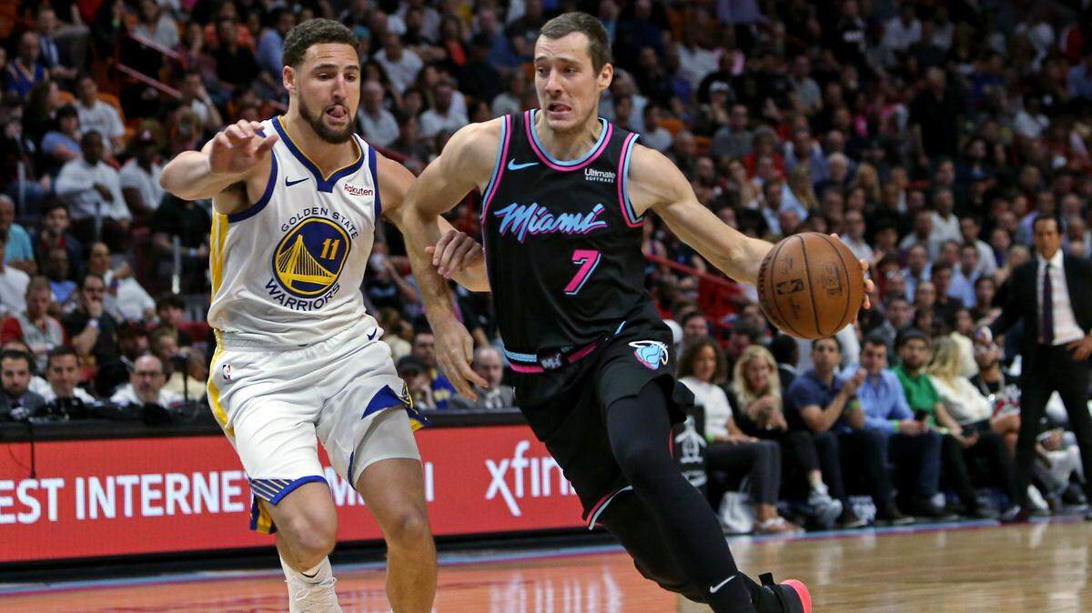 El armador del Heat Goran Dragic (7) pone rumbo al aro marcado por el defensa de los Warriors Klay Thompson (11) el pasado miercoles en el American Airlines Arena.