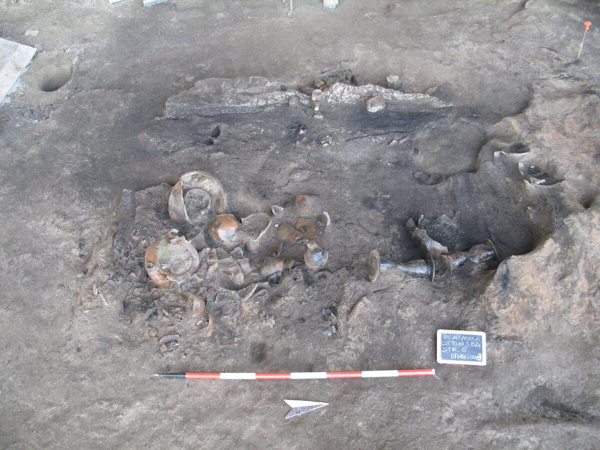 Pottery found at Afragola.