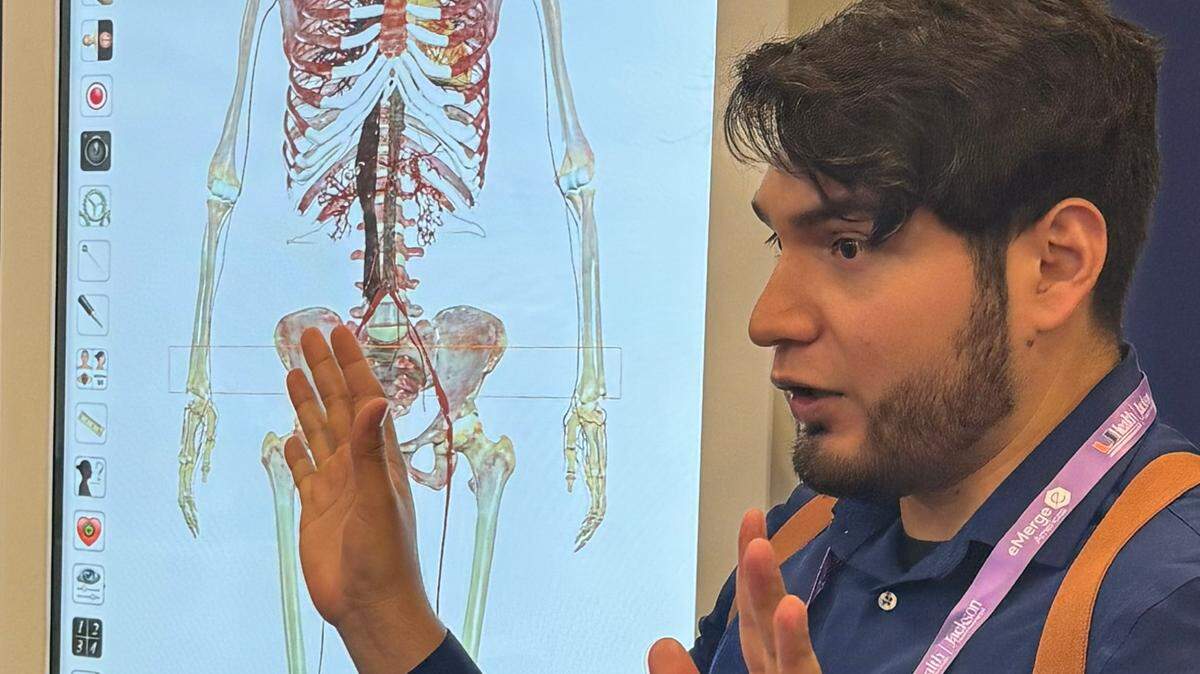 Juan Melo, del Miami Dade College, explica cómo la mesa de disección virtual en 3D puede ayudar a los estudiantes a comprender mejor cómo funciona el cuerpo humano, durante la décima conferencia anual eMerge Americas, celebrada en Miami Beach, el 18 de abril de 2024. Michelle Marchante mmarchante@miamiherald.com