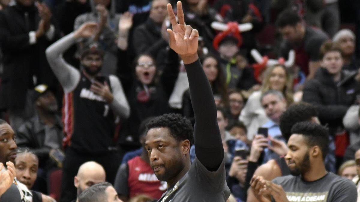 Dwyane Wade (3) saluda al público después de ser homenajeado en el United Center en la primera mitad del partido de este sábado en Chicago.