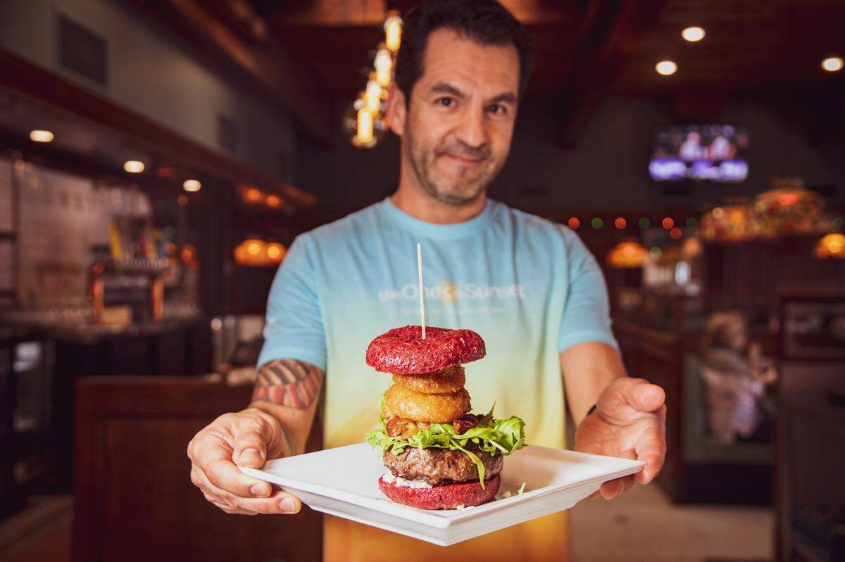 Dimitris Harvalis, quien vive en Miami desde hace 32 años, se hizo cargo de Swensen's y lo convirtió en The One on Sunset, conservando el estilo de la cocina hogareña  y renovando el interior original de madera. Cortesía
