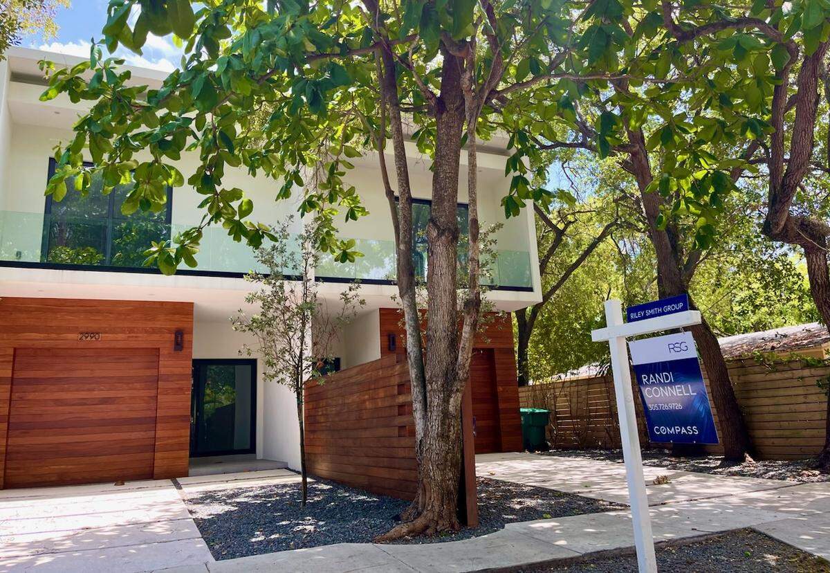 Una de las casas adosadas de Coconut Avenue en Coconut Grove que ahora está a la venta y que fue construida por Doug Cox.