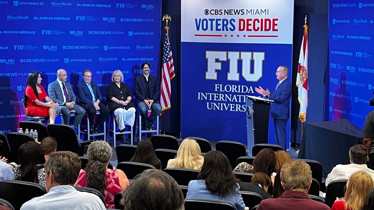 Los panelistas Dr. Eduardo Gamarra, Fernand Amandi, José Dante Parra, Irina Vilariño y Ninoska Pérez participan en el panel Los Electores Deciden organizado por el Miami Herald y medios asociados en la Universidad Internacional de la Florida, el 14 de marzo de 2024.