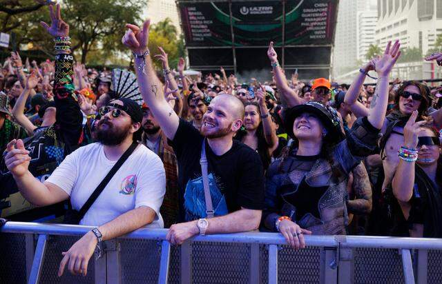 Asistentes bailan en el Worldwide Stage durante el tercer día del Ultra Music Festival el domingo 30 de marzo de 2025, en Bayfront Park en el centro de Miami, Fla.