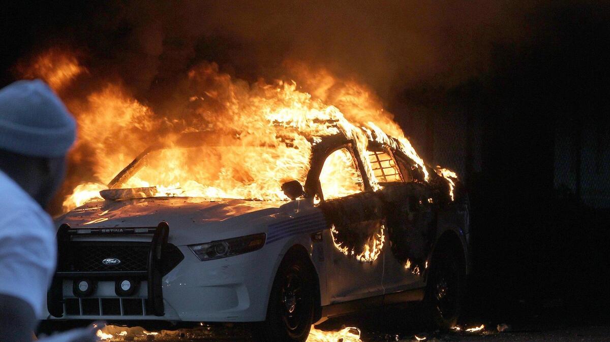 Una patrulla de la policía de Miami fue incendiada por manifestantes en la sede de la Policía de Miami, en el centro de la ciudad, durante una protesta por la muerte de George Floyd, el sábado 30 de mayo de 2020.