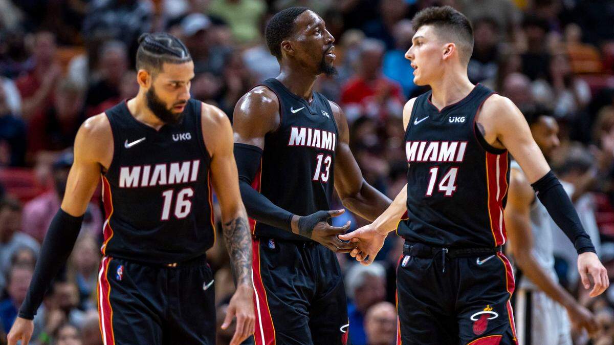 El centro del Heat Bam Adebayo (13) felicita a Tyler Herro (14) en presencia de Caleb Martin en el partido ante los Spurs, celebrado el 26 de febrero de 2022 en el FTX Arena, en Miami.