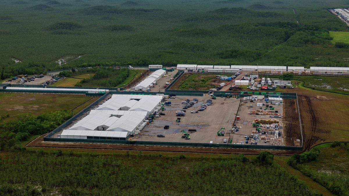 Vista aérea de las gigantes tiendas de campaña y otras estructuras que forman la cárcel de inmigrantes Alligator Alcatraz, ubicada en el sitio del Aeropuerto de Entrenamiento y Transición Dade-Collier en Ochopee, Florida, el viernes 4 de julio de 2025.