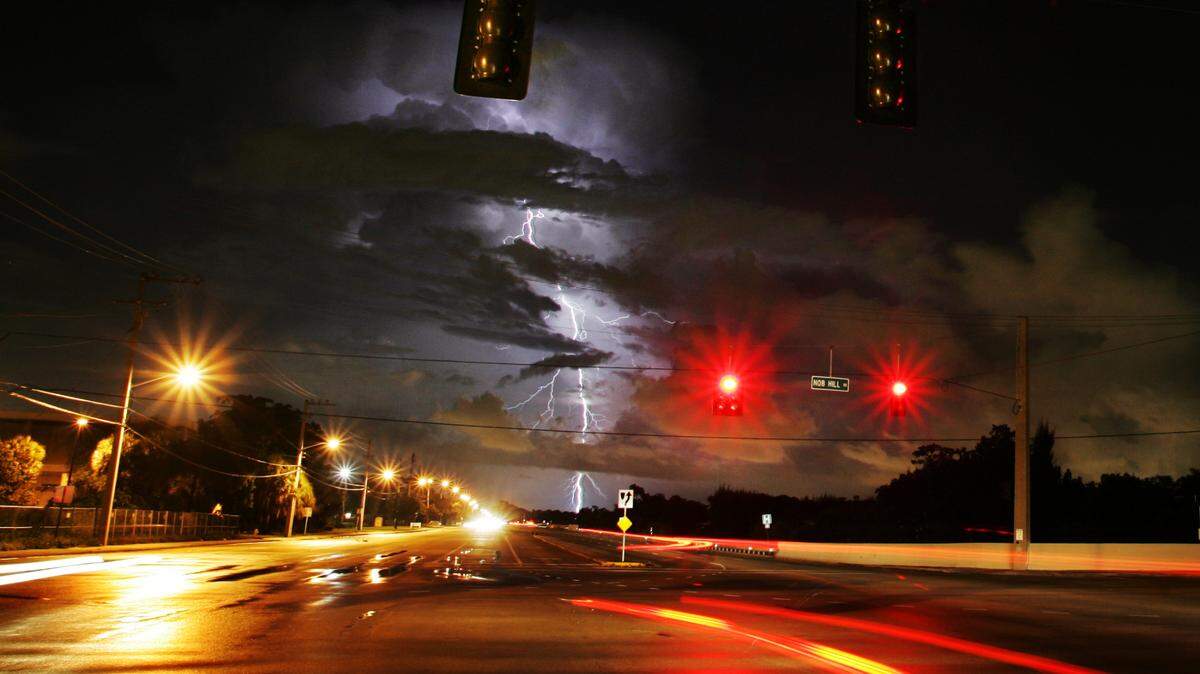 Can drivers pass a red light that doesn’t turn green? What Florida law says about that