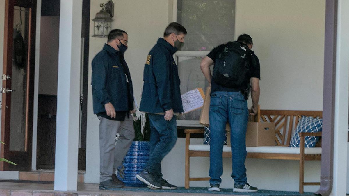 Las autoridades allanan la casa del ex senador estatal Frank Artiles en Palmetto Bay el 17 de marzo de 2021.