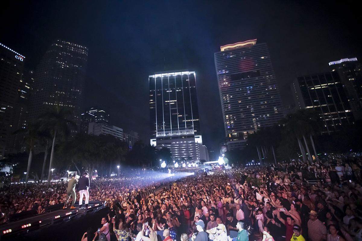 A large crowd of revelers watch Chino y Nacho perform.
