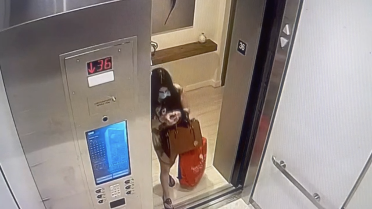 La Policía de Miami pide ayuda para identificar a la mujer que aparece en esta foto de vigilancia. Dicen que robó unos $200,000 en relojes a un hombre de Miami.