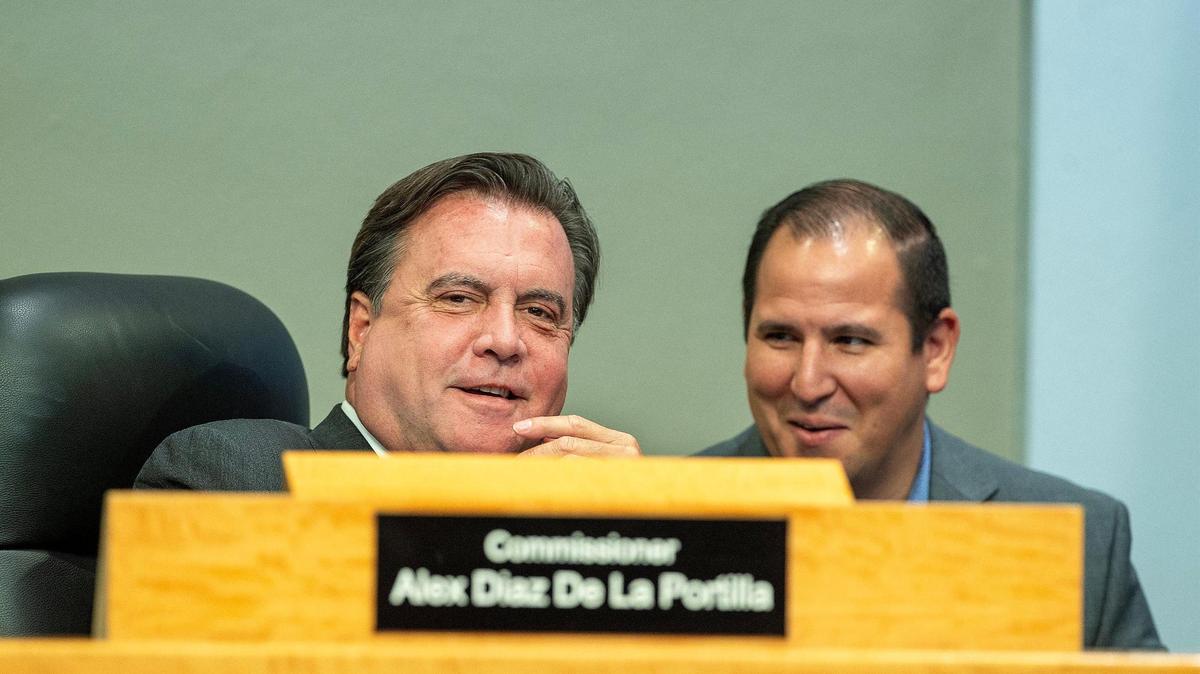 El comisionado de la Ciudad de Miami Alex Díaz de La Portilla conferencia con el jefe de Gabinete Albert Robert durante la primera audiencia de presupuesto de la Comisión de la Ciudad, en el ayuntamiento, el sábado 09 de septiembre de 2023.