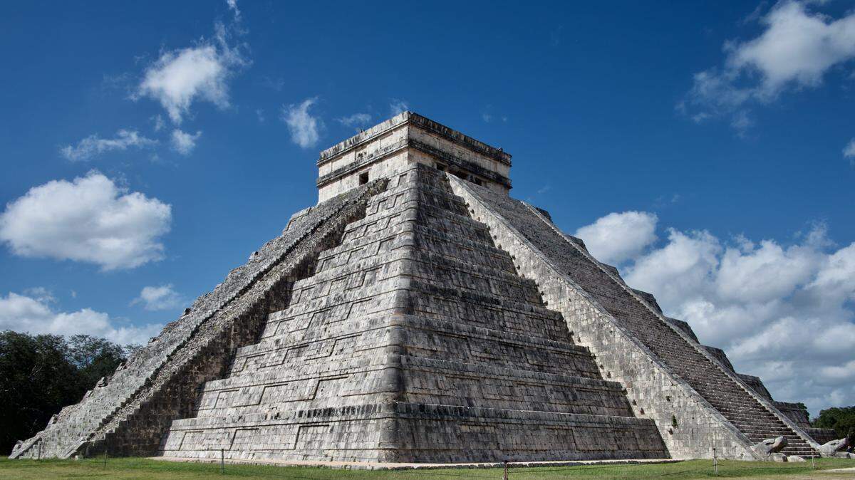 Archaeologists at Chichén Itzá unearthed a heavy stone with carvings of two ball players and complete Mayan hieroglyphic text, photos show.