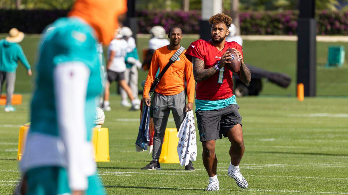El quarterback de los Dolphins, Tua Tagovailoa, busca pasar el balón durante la práctica del equipo en el Baptist Health Training Complex, el 5 de diciembre de 2024, en Miami Gardens, Florida.