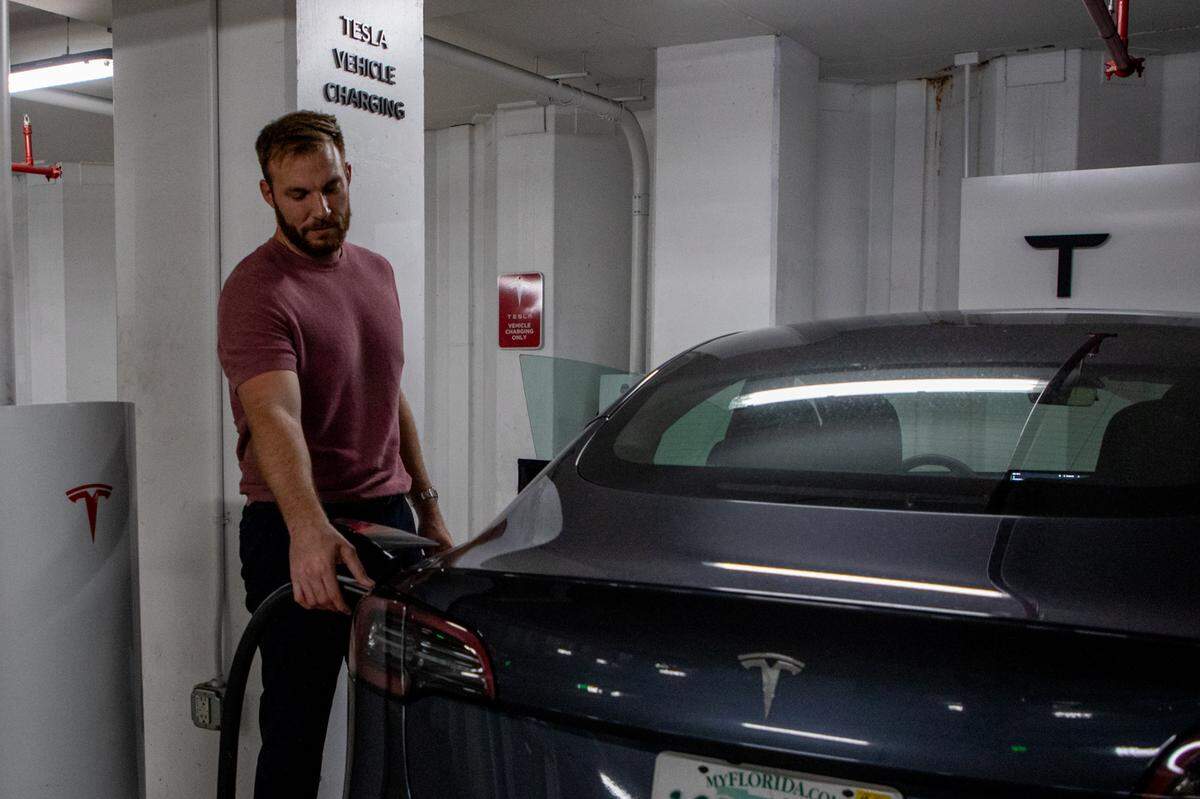 Clayton Williams carga su Tesla en Brickell City Center el viernes 23 de septiembre. Prefiere conducir hasta el estacionamiento en lugar de usar el cargador en su complejo de apartamentos porque le quita menos tiempo del día.
