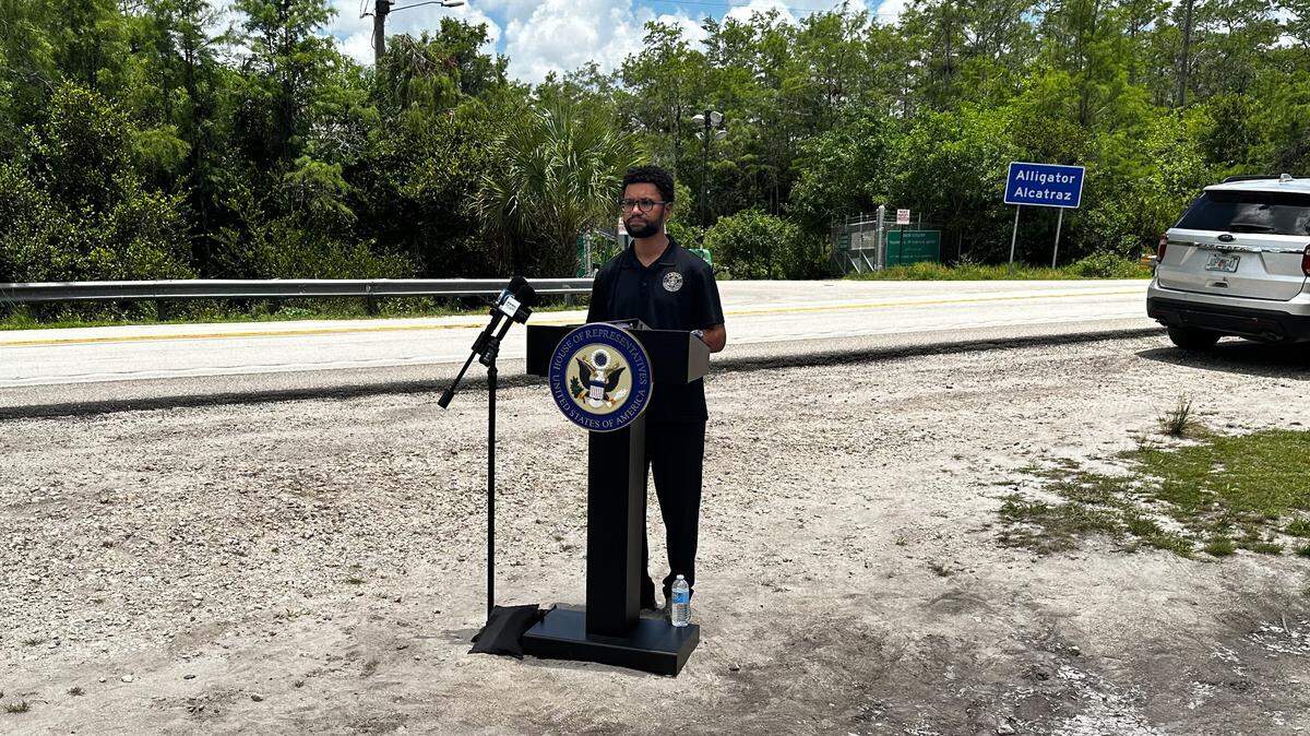 El congresista federal Maxwell Frost, del 10.º distrito de Florida, ofreció una rueda de prensa el martes después de una visita planificada a Alligator Alcatraz. Frost dijo que el centro de detención estaba cerrando sus operaciones.