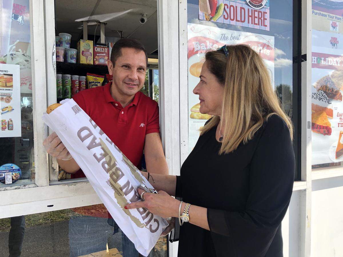 Diana Armenteros llegó caminando a la ventanita de La Vaquita de la Calle Ocho en busca de un una colada y pan cubano.