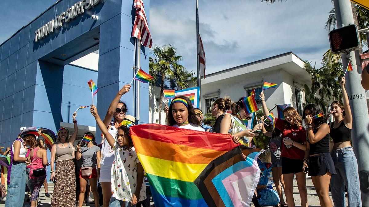 Michelle Arámbula y sus hijas Bianca (izquierda) y Gia Arámbula estaban entre un grupo de habitantes de Surfside que protestaron frente al Ayuntamiento contra la decisión de la ciudad de no ondear la bandera LGBTQ para el mes del Orgullo, el 28 de junio de 2022.