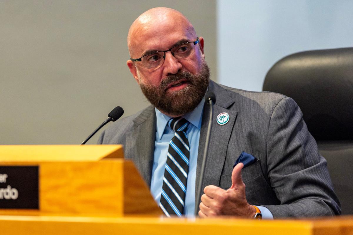 El comisionado Damián Pardo habla durante una reunión de la comisión en el Ayuntamiento de Miami, el jueves 11 de abril de 2024.