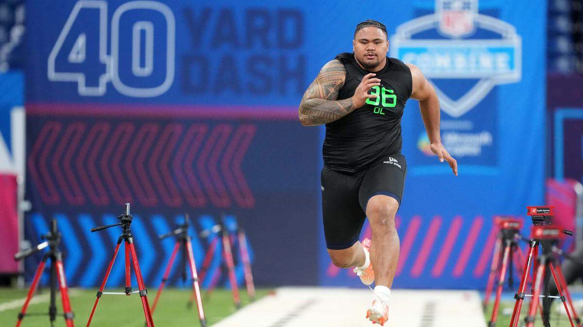 Mar 2, 2025; Indianapolis, IN, USA; Arizona offensive lineman Jonah Savaiinaea (OL36) runs in the 40-yard dash during the 2025 NFL Scouting Combine at Lucas Oil Stadium. Mandatory Credit: Kirby Lee-Imagn Images