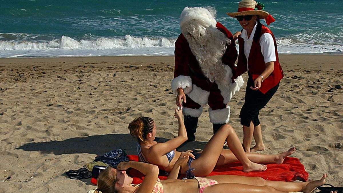 Santa Claus walks Fort Lauderdale beach in 2001 and spreads cheer to the sunbathers.