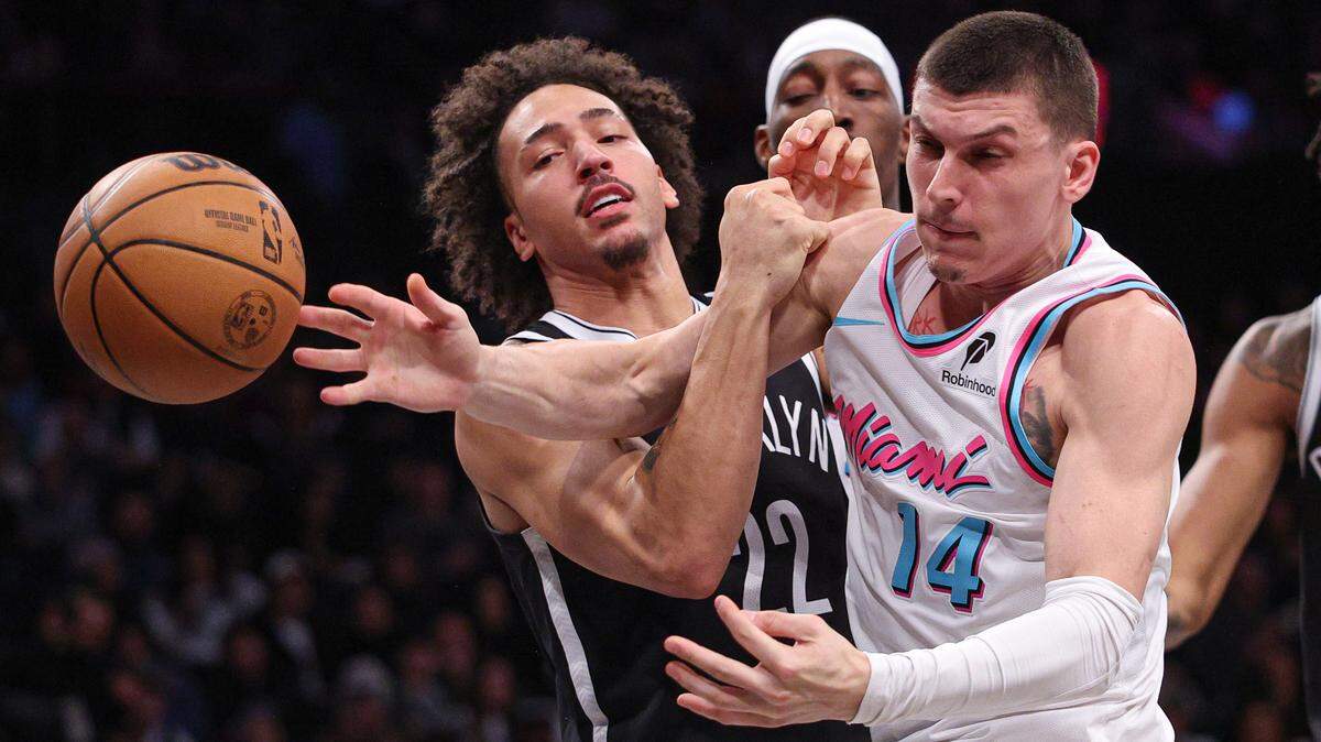 El defensa de los Miami Heat, Tyler Herro (14), lucha contra el delantero de los Brooklyn Nets, Jalen Wilson (22), por un rebote durante la primera mitad en el Barclays Center., este viernes 7 de enero.