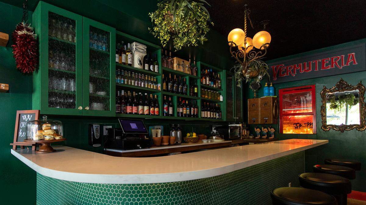 Victoria'sVinos y Vermutería, un bar de vermús y vinos naturales de inspiración española, ocupa el local que antes ocupaba la tienda de batidos Vickys House en Coconut Grove.
