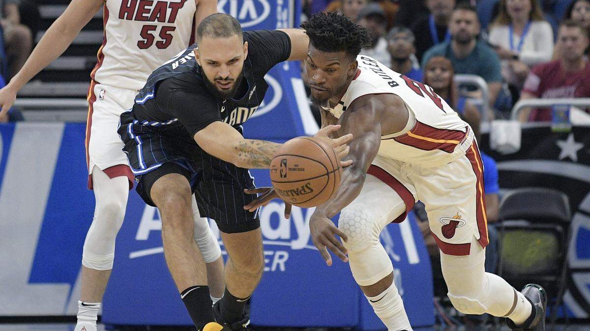 El delantero del Heat Jimmy Butler (der,) roba el balón al escolta del Magic Evan Fournier este 3 de enero en Orlando.