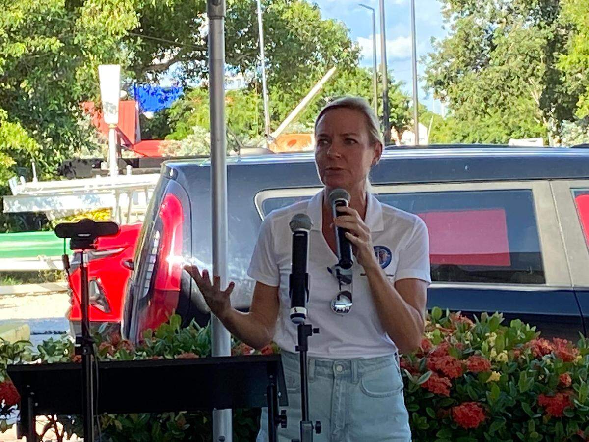La comisionada del Condado Monroe Holly Raschein habla en una manifestación frente a un restaurante de Cayo Largo, el domingo 8 de octubre de 2023, en protesta contra una propuesta para fusionar los circuitos judiciales de la Florida.