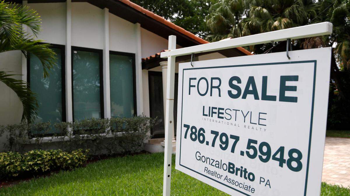 For most people, “For Sale” signs are a 24-hour marketing tool that shouldn’t be ignored. Above: A sale sign hangs in front of a house in Miami in 2015.