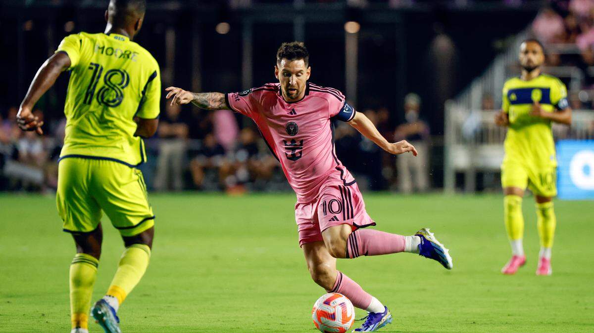 El delantero del Inter Miami Lionel Messi conduce el balón contra el Nashville SC, en la primera mitad del partido de vuelta de los octavos de final de la Liga de Campeones de la CONCACAF, celebrado el miércoles 13 de marzo de 2024 en Fort Lauderdale.