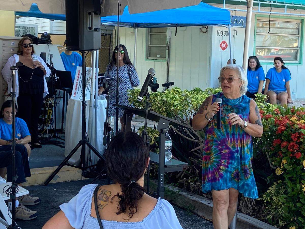 La abogada defensora de los Cayos de Florida Elena Vigil-Fariñas habla durante un mitin frente a un restaurante cubano en Cayo Largo en protesta contra una propuesta para fusionar los distritos judiciales de la Florida.