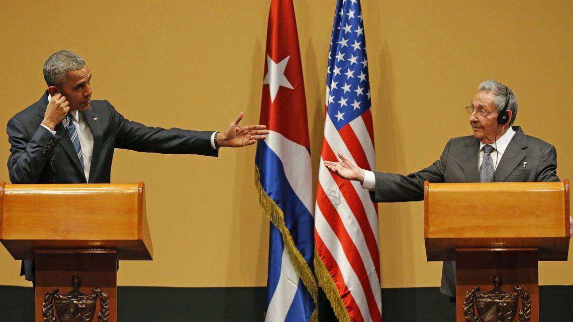 El presidente Barack Obama y el gobernante cubano Raúl Castro pronuncian discursos en el Palacio de la Revolución en La Habana el lunes 21 de marzo de 2016.