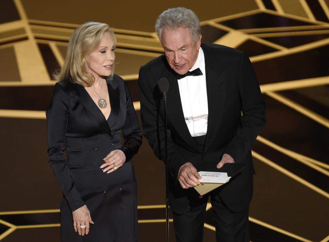 Presenters Faye Dunaway and Warren Beatty.